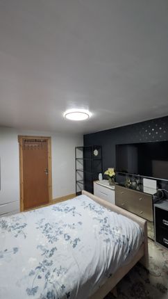 1-bed flat on Lakeside Rise, Manchester, £500/mo