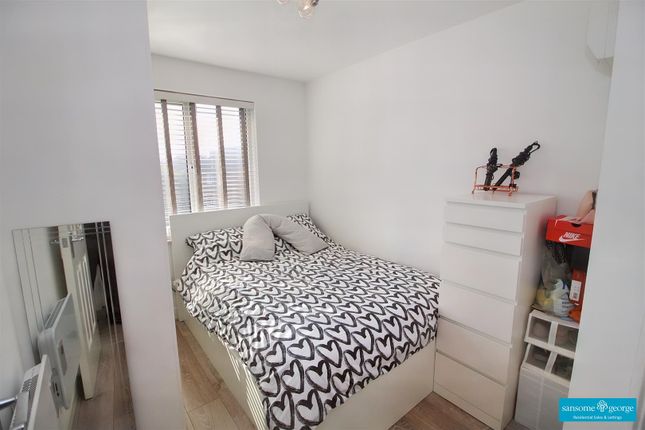 Flat for sale in Porlock Place, Calcot, Reading