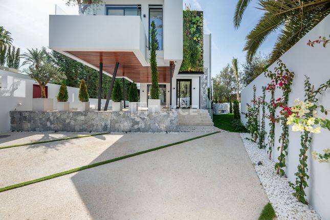 Detached house for sale in Golden Mile, Marbella, Málaga, Spain