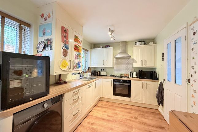 24, Highfield Drive, Mossley photo 4
