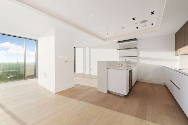 Apt 230, Carrara Tower, London photo 2