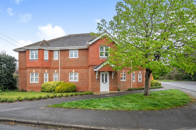 Thumbnail Flat for sale in Carpenters Court, The Crescent, Mortimer Common, Berkshire