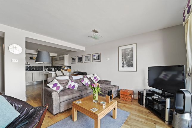 Flat for sale in Wapping High Street, London