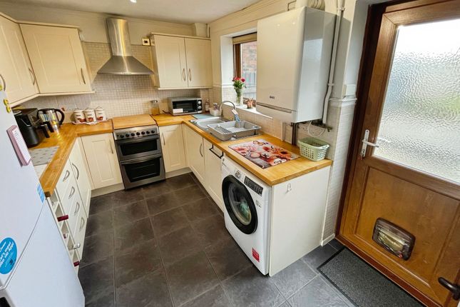 5 Davis Avenue, Bridgend photo 2
