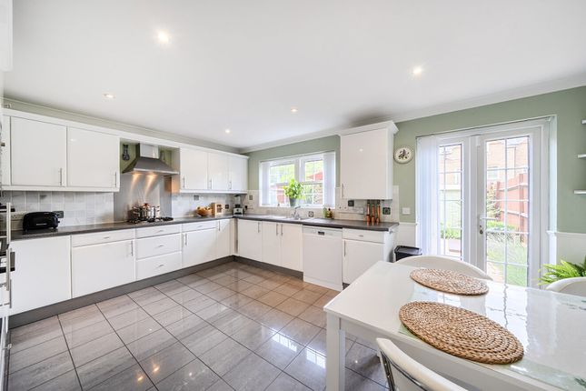 3, Wyndhurst Close, South Croydon photo 4