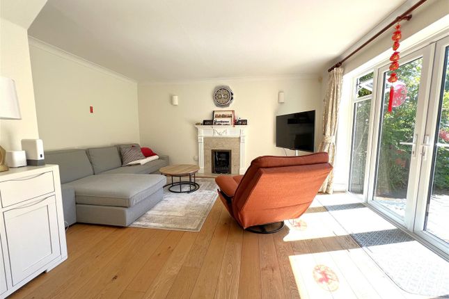5, Redwood Walk, Surbiton photo 2
