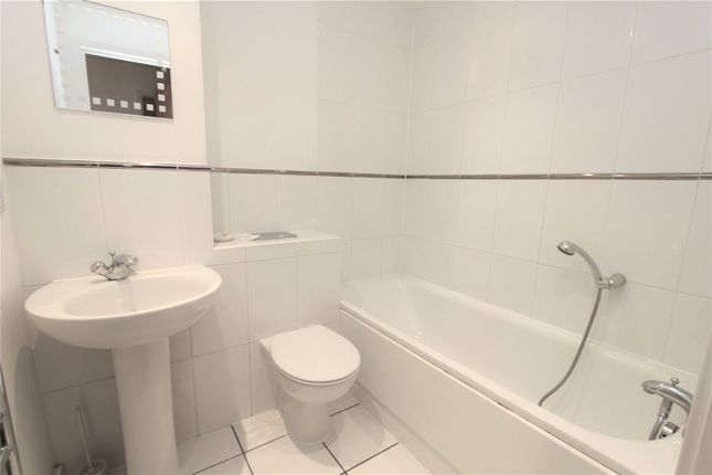 Flat to rent in Phoenix Court, Black Eagle Drive, Northfleet, Gravesend