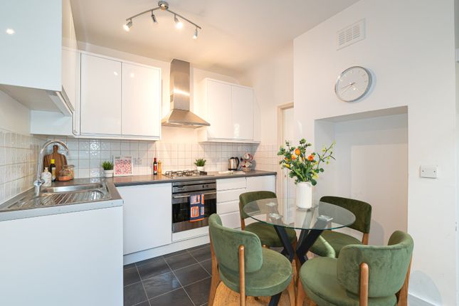 Flat A, 22, Lynn Road, London photo 3