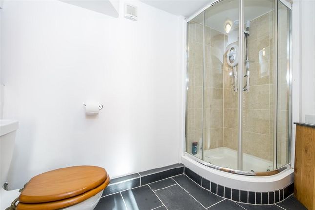Holiday Unit Shower Room