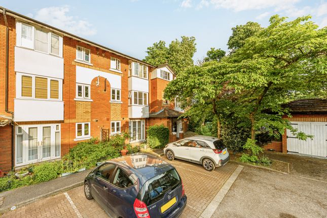 Flat for sale in Beechwood Grove, Acton