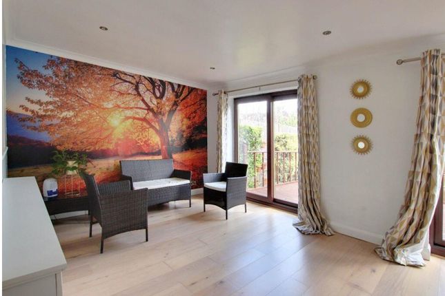 17, Littlebrook Close, Croydon photo 4
