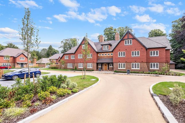 Flat for sale in Chequers Lane, Walton On The Hill, Tadworth