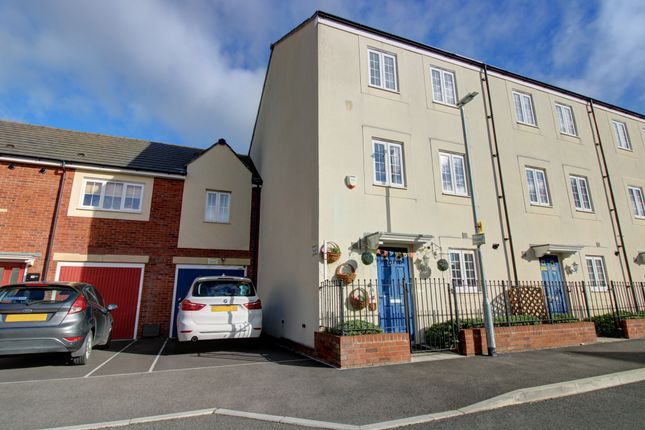 Thumbnail Town house for sale in Clapham Close, Swindon