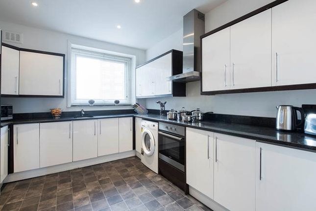 Flat to rent in Strathmore Court, 143 Park Road, London