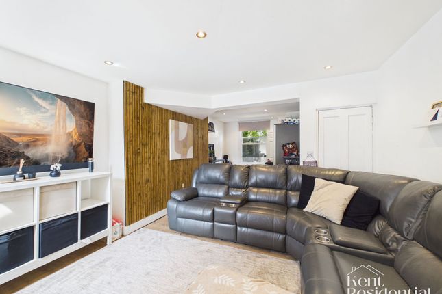 61 New Hythe Lane, Aylesford photo 2