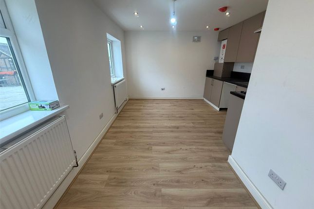 Flat 3, Sutton Lane, Slough photo 2