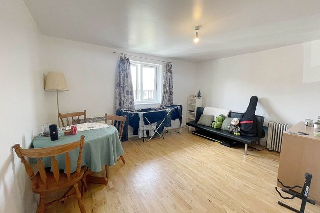 Flat 5 Minstrel Court, Wenlock Gardens, London photo 2