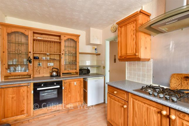 41, Cliff Gardens, Telscombe Cliffs photo 3