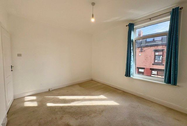 28, Victoria Grove, West Yorkshire photo 4
