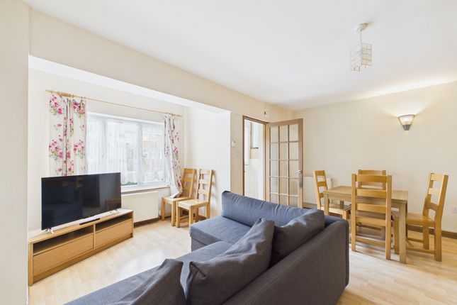 5 Maple Drive, Cheltenham photo 2