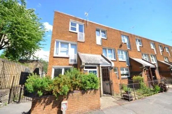 Thumbnail Flat to rent in Armour Close, London