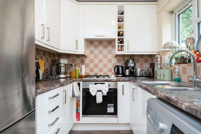 12, Laurels Road, Iver Heath photo 4