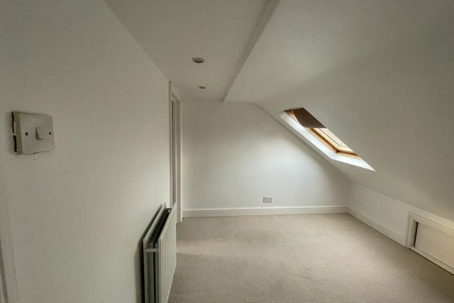 Flat Room 5, 378, Merton Road, London photo 3