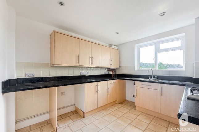 159 The Meadway, Tilehurst, Berkshire photo 4