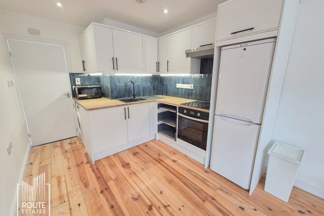 Flat 2XX 97, Green Lanes, Greater London photo 3