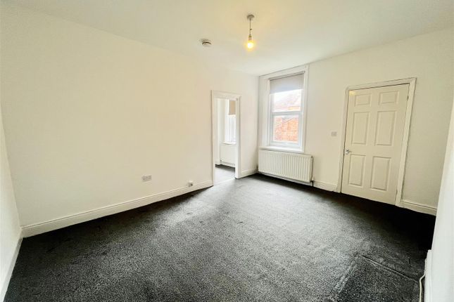 Flat to rent in Faraday Grove, Bensham, Gateshead