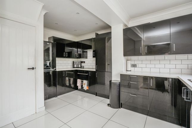 60, Cheltenham Road, Hampshire photo 2