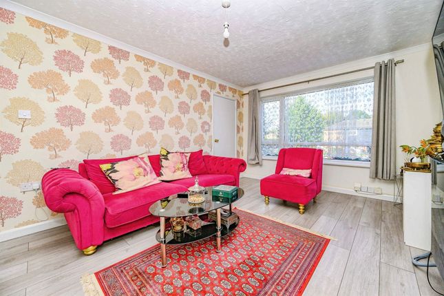 12, Garden Avenue, Hatfield photo 2
