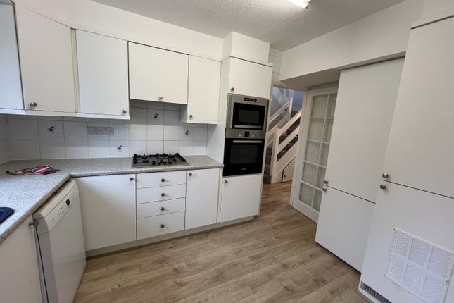 3, Blakewood Close, Feltham photo 3