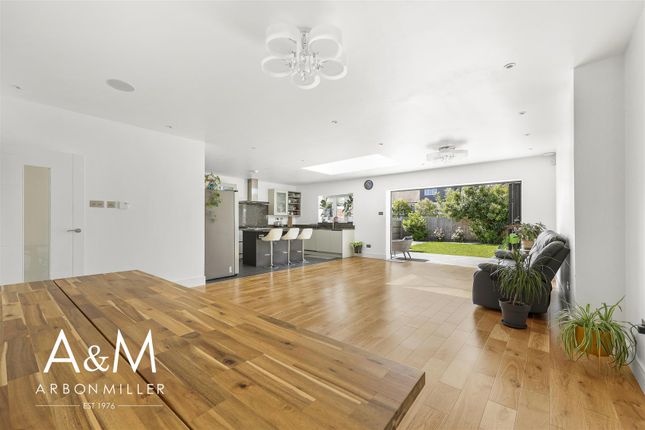 61, Queenborough Gardens, Gants Hill photo 2