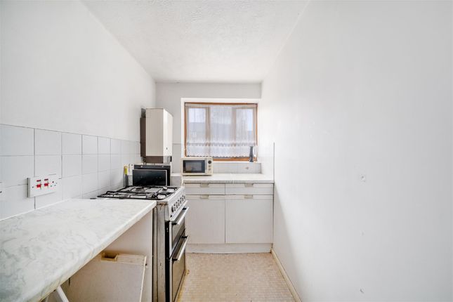 31, Birchwood Close, Morden photo 3