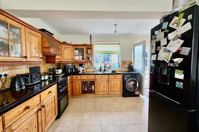 43, Trosnant Crescent, Hengoed photo 2