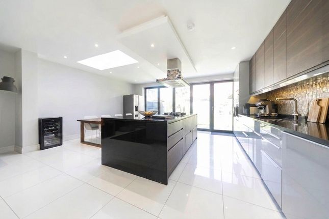 86 Burnley Road, London photo 2