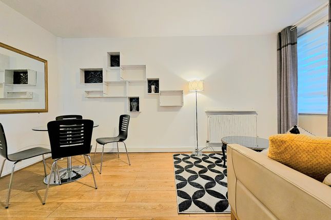 Flat to rent in Clarence Gardens, London