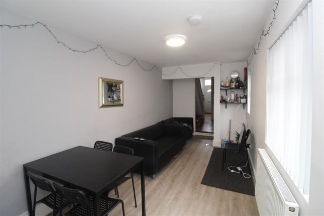 5-bed house on Miskin Street, Cardiff, £2,900/mo