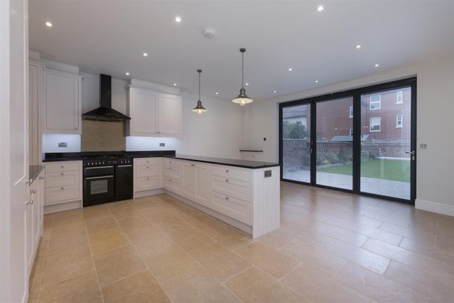 Town house for sale in Warwick Road, Kenilworth