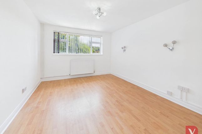 12, James Court, Luton photo 2