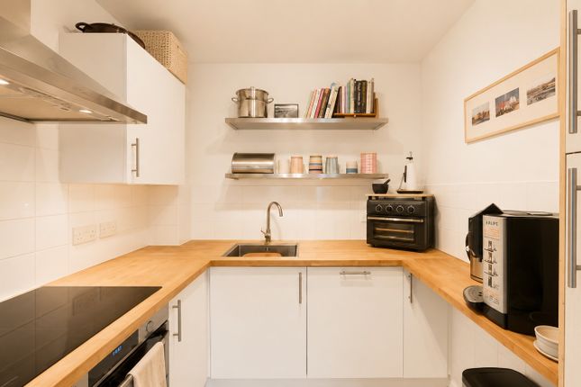 112, Wingate Square, London photo 2
