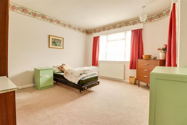 59, Clarence Road North, Benfleet photo 4