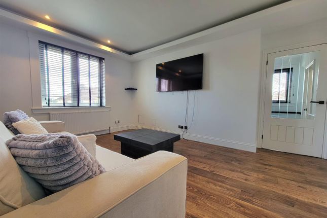 32, Henderson Park, Leven photo 3