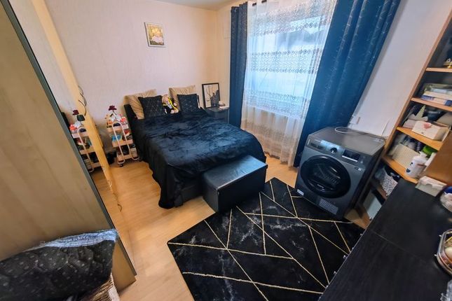 Flat 4,32, Dabbs Hill Lane, Northolt photo 4