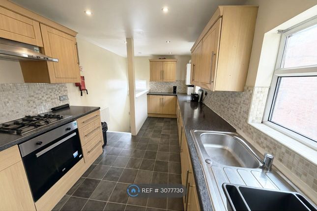 6-bed flat on Ashleigh Grove, West Jesmond, Newcastle Upon Tyne, £4,160/mo