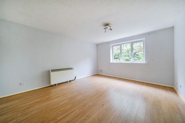 14, Bernard Ashley Drive, London photo 2