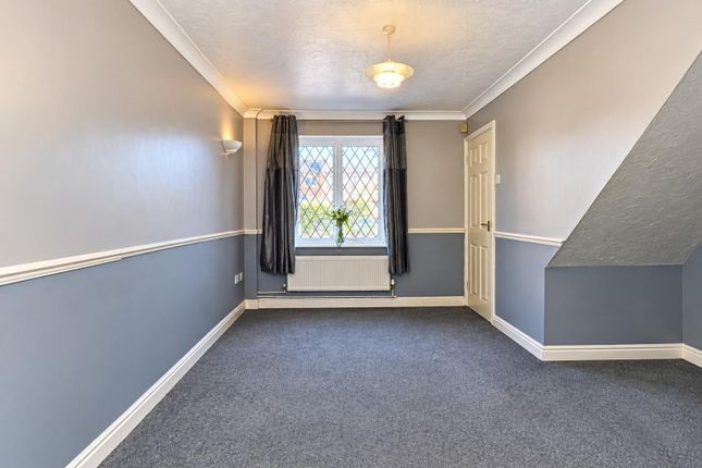 15, Lea Court, Farnham photo 3