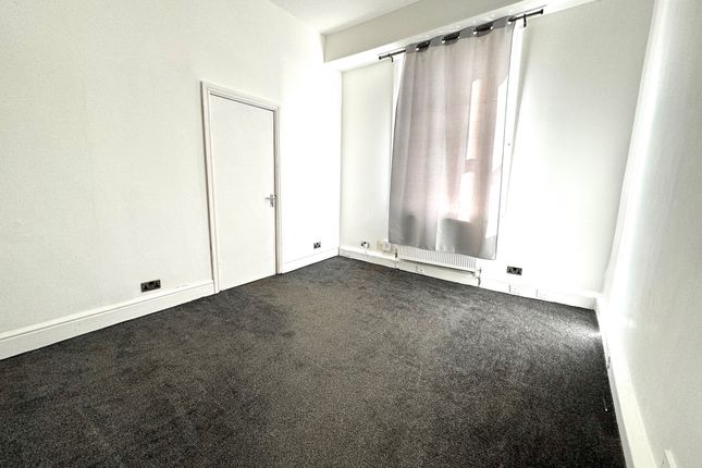 Flat to rent in Anlaby Road HU3, Hull,