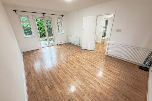 Elmgate Gardens, Edgware photo 4